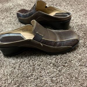 Brown Naturalizer clogs/slides